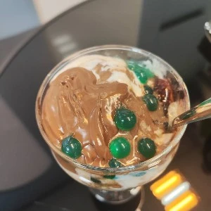 گلاسه یوگورتی بلک پینک